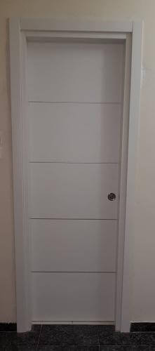 דלת פנים בצבע לבן